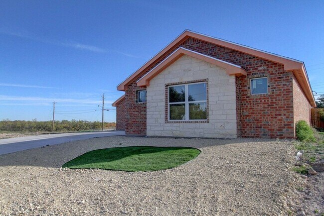 Foto del edificio - COMING SOON - 4 Bedroom Home + 2 Car Garage and Privacy Fenced Backyard!
