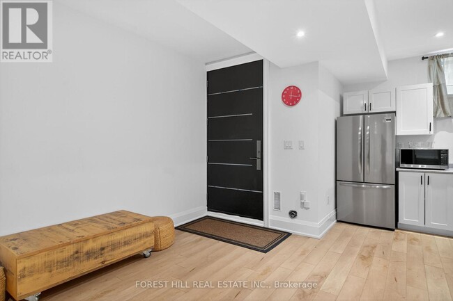 Building Photo - 645 Coldstream Ave