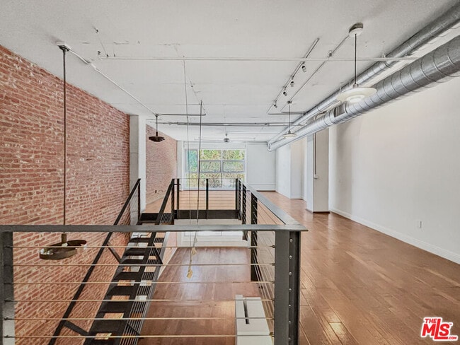 Building Photo - 510 S Hewitt St