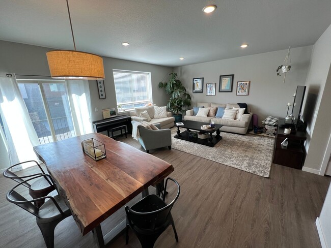 Foto del edificio - BEAUTIFUL TOWNHOME NEAR SCHRIEVER AFB & PE...