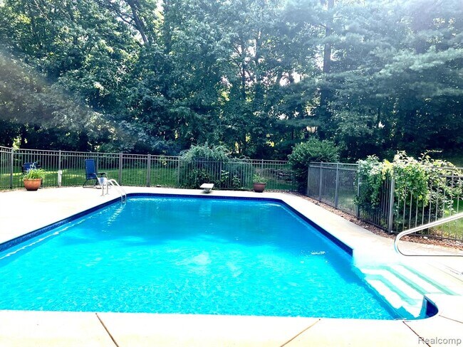 Foto del edificio - 6588 White Pines Dr