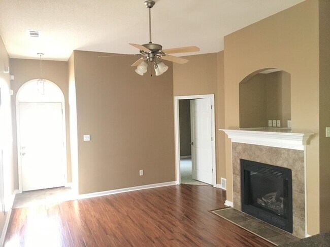 Foto del edificio - 6967 Parkbrook Ln
