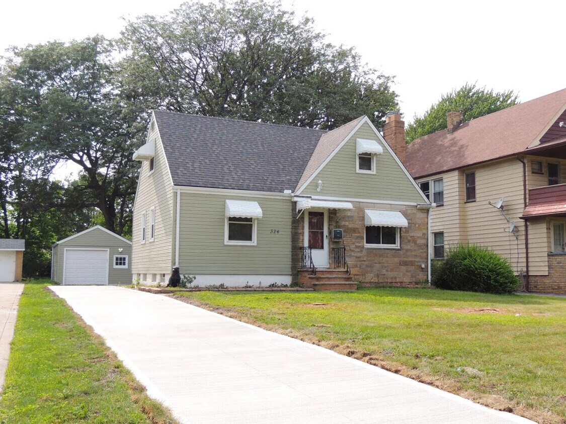Primary Photo - 4 Bed - 1 Full Bath Cape Cod for Rent!