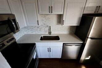 Building Photo - 1840 Burton Dr