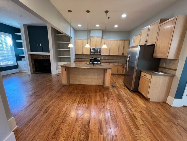 Building Photo - Stunning 2 bed 2.5 Condo!