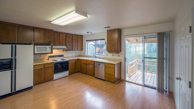 Foto del edificio - 3 Bedroom in North Redding