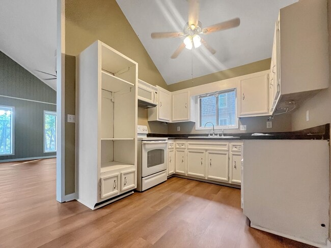Building Photo - For Rent – 3 Bed / 2 Bath Home