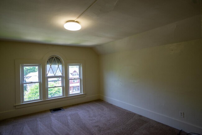 Building Photo - 917 Lancaster Ave