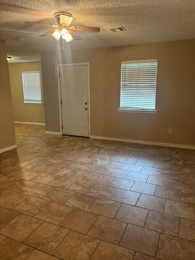 Building Photo - 2 Bedroom House in Pryor