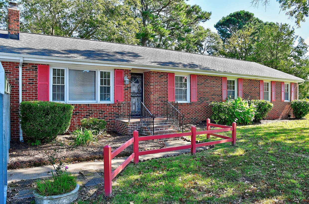 Foto principal - CUL-DE-SAC HOME WITH FENCED YARD