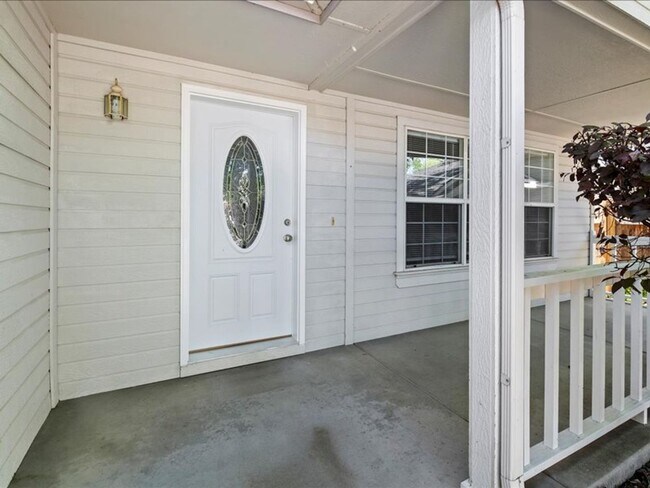 Foto del edificio - June Rent Free!!  Move Today!  Four Bedroom, Three Bath Home with Beautiful Backyard, Two Car Gar...