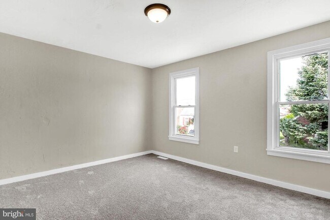 Foto del edificio - 3 Bedroom Home with High Ceilings & Natural Light!