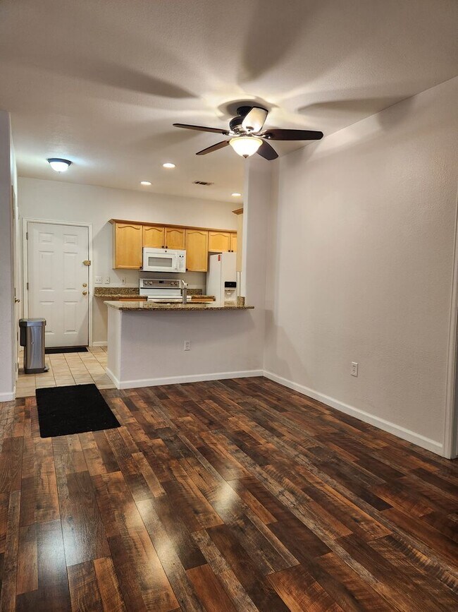 Foto del edificio - Stylish 2 Bed, 2 Bath Main-Floor Condo – U...