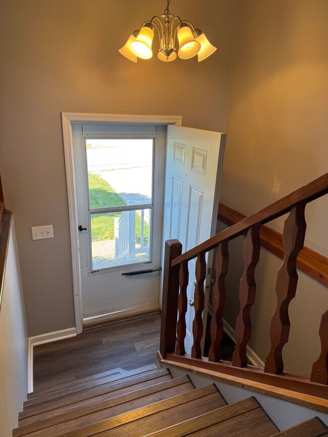 Building Photo - Bright and spacious split-entry home with ...