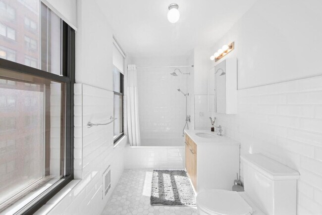 Building Photo - 517 W 45th St