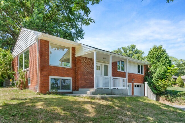 Foto del edificio - Beautifully Renovated 4 Bed/ 2 Bath with 2...
