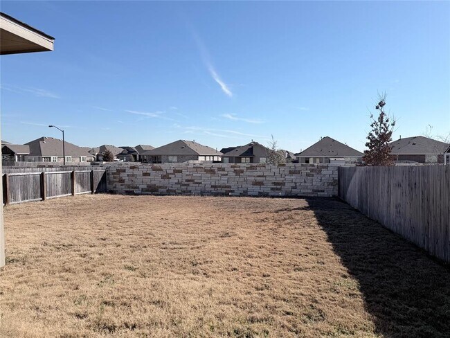 Building Photo - 605 Elm Green St