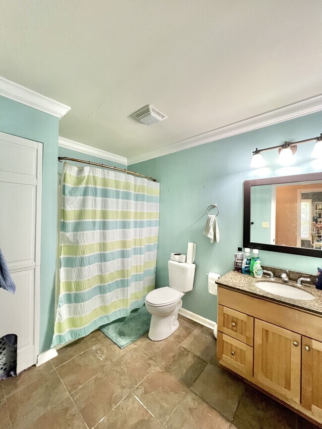 Foto del edificio - 323 E Lowry Ln