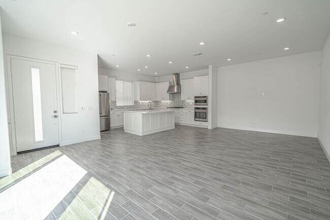 Foto del edificio - COMING SOON! 3-Bedroom Home with Solar Panels & Smart Home Features in Valencia!