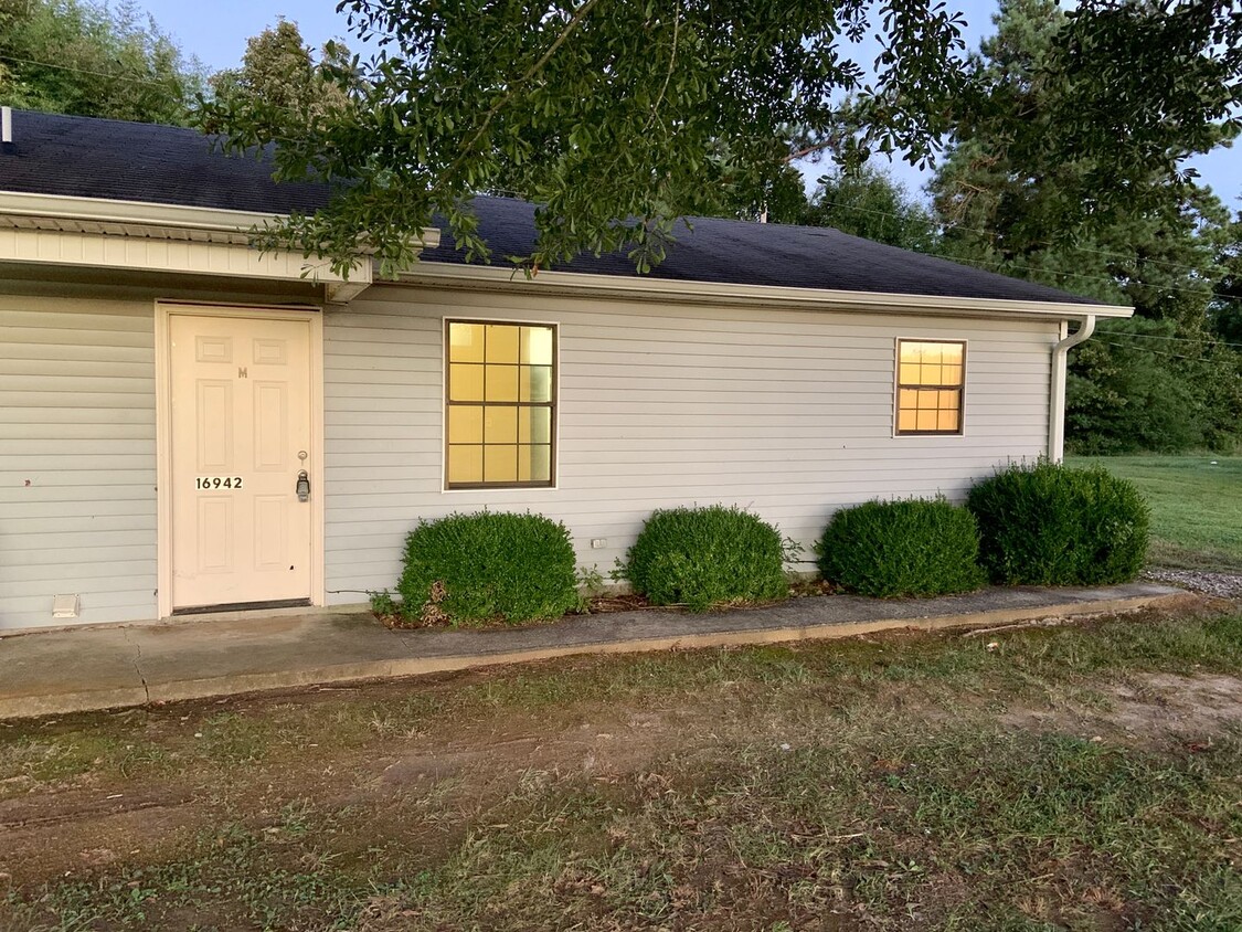 Primary Photo - 2 bedroom Duplex with yard