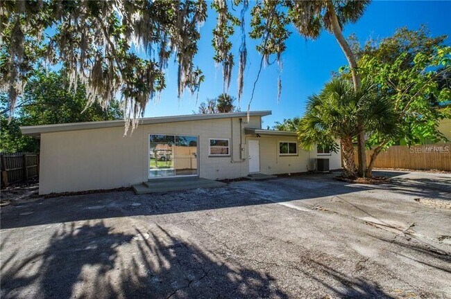 Building Photo - Beautiful Downtown Eustis Rental Property