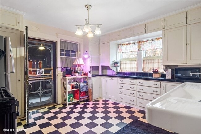 Building Photo - 796 Center St