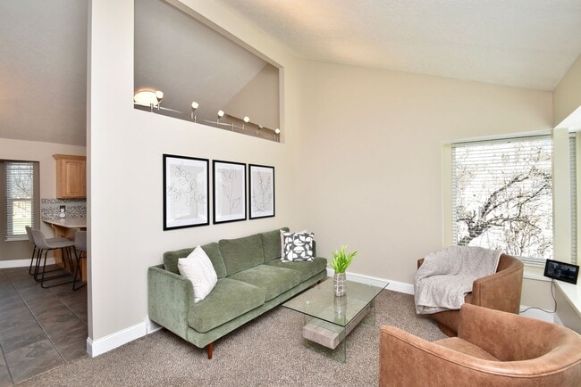 Building Photo - Spacious 4 Bed Murray Home with Huge Private Yard!