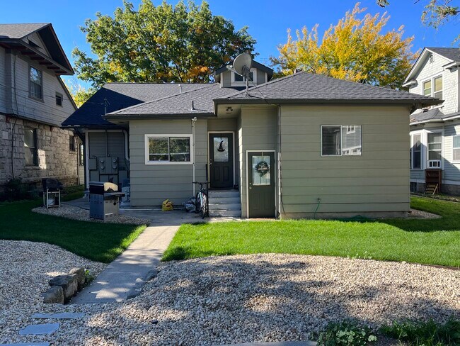 Building Photo - 1208 W Franklin St