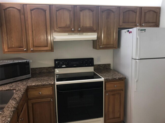 Building Photo - 6796 Palmetto Cir S