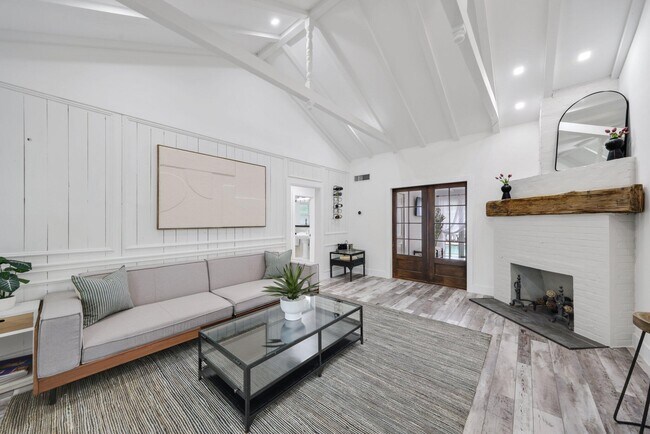 Building Photo - 744 Sunset Rd