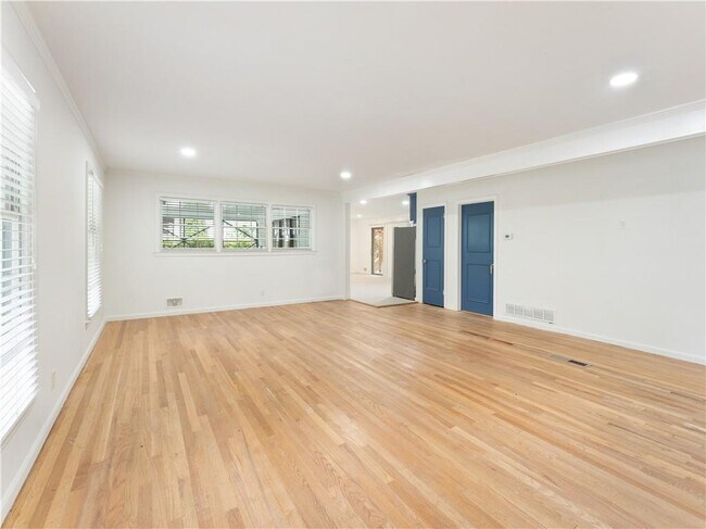 Foto del edificio - 1685 Dunwoody Pl NE