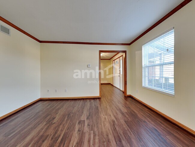 Foto del edificio - 6088 Lakewood Dr