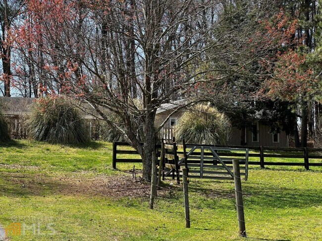 Foto del edificio - 2408 Gravel Springs Rd