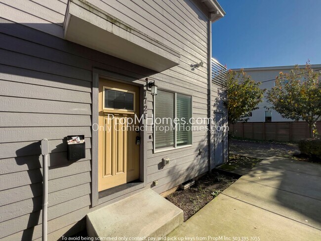 Foto del edificio - Enchanting 2-Bedroom Gem in SE Portland - End Unit!