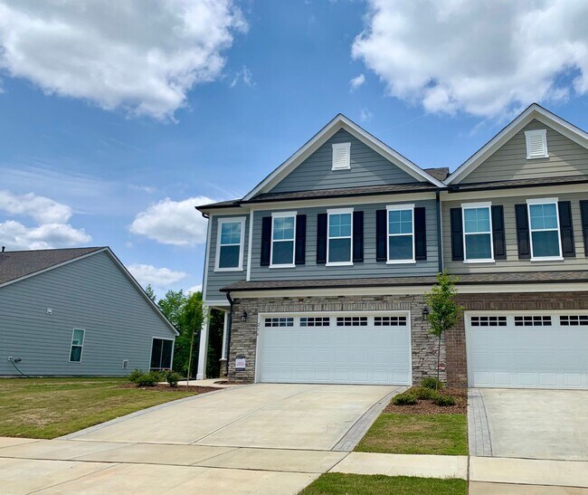 Building Photo - Modern 3 Bed | 2.5 Bath Townhouse in Holly...