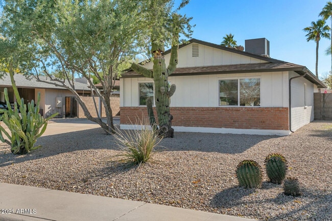 Building Photo - 2333 E Paradise Dr