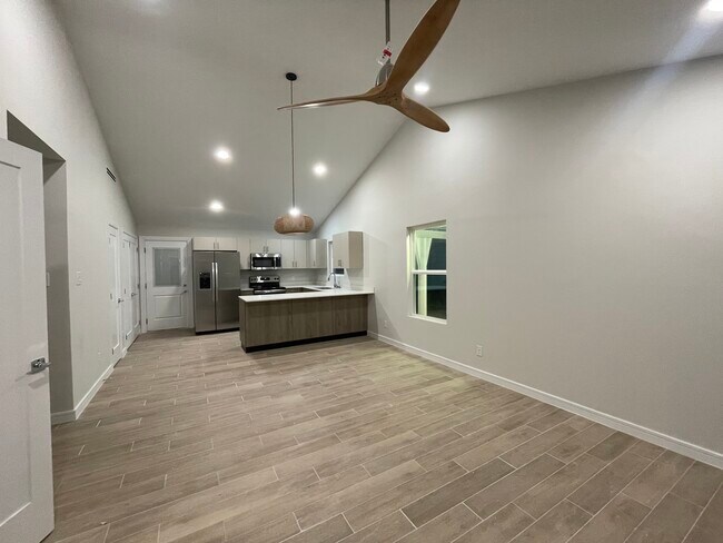 Foto del edificio - 1404 E Iris Ave