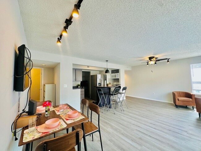 Building Photo - Newly Renovated 4BR/2BA Near UF - Resort-S...