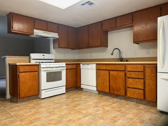 Building Photo - 720 S Norma St