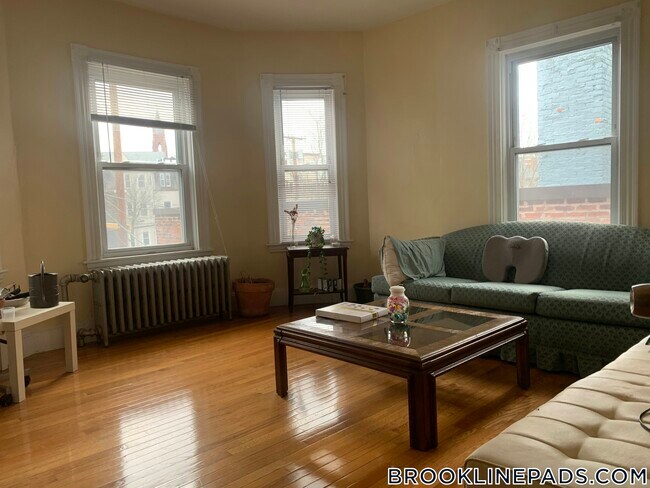 Foto del edificio - 46 Aspinwall Ave