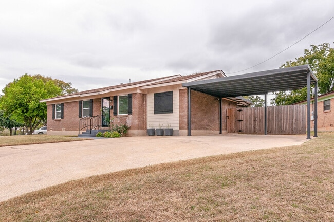 Building Photo - 300 Ridgecrest Dr