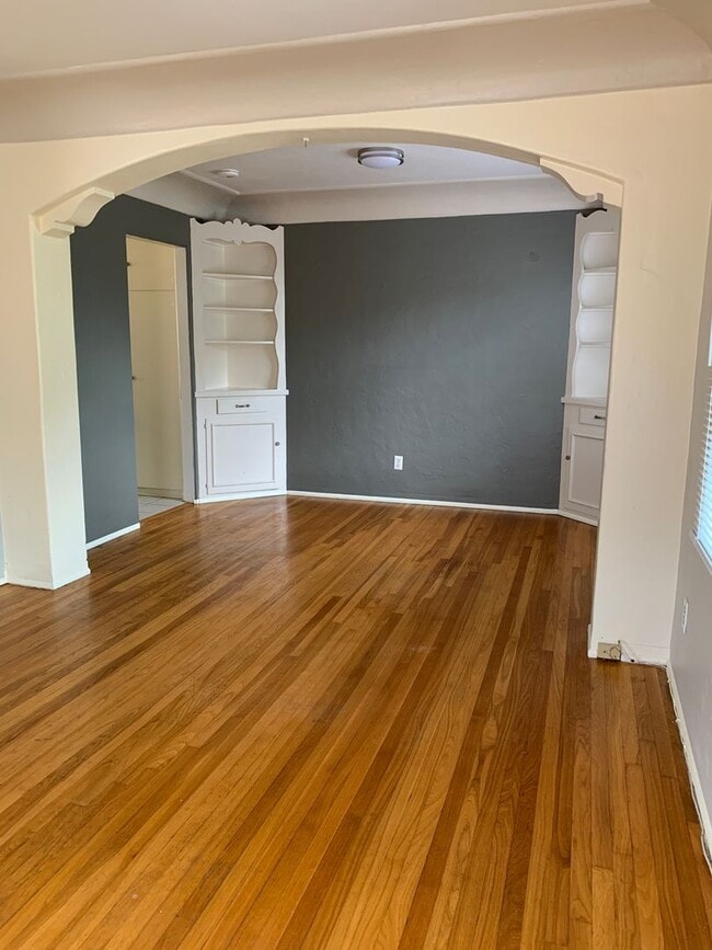 Building Photo - Spacious 1 bedroom