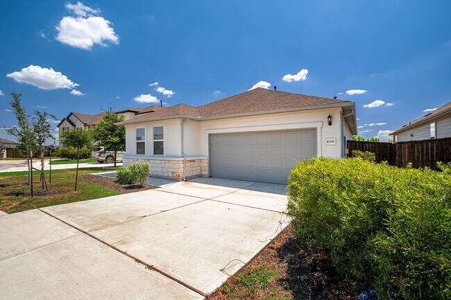 Foto del edificio - Homey 4 Bedroom, 2 Bath, 1-Story Home in H...