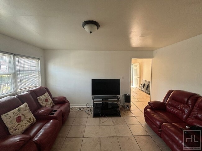Foto del edificio - BROOKHAVEN AVENUE - ROOM RENTAL