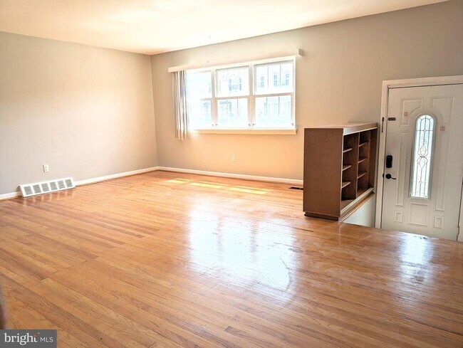Building Photo - 3745 Westhampton Dr
