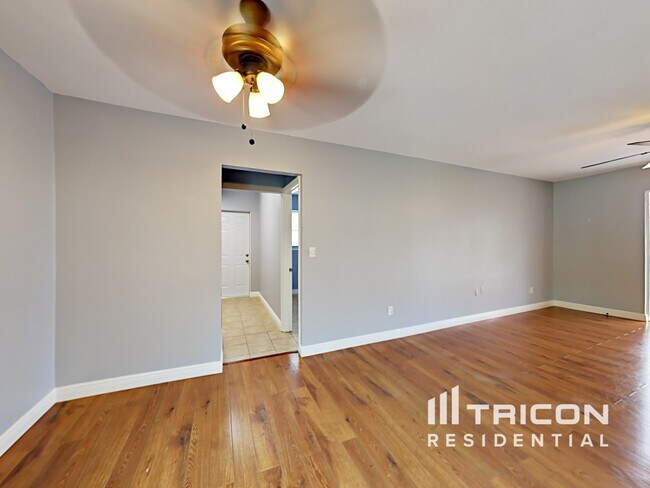 Foto del edificio - 8206 Laguna Ln