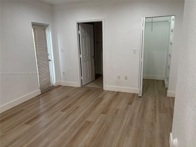 Foto del edificio - 1360 W 30th St