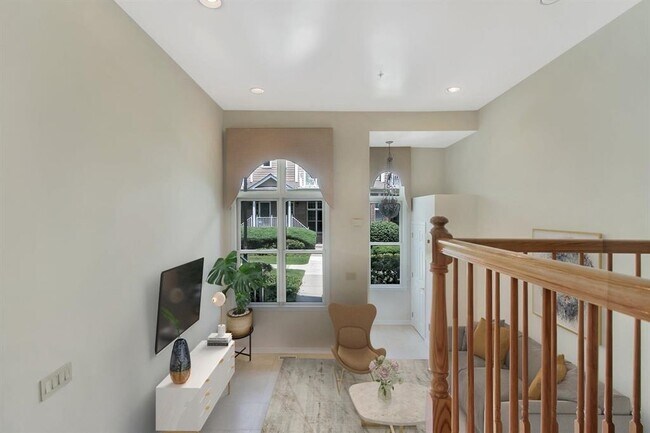 Building Photo - 268 Roslyn Ct