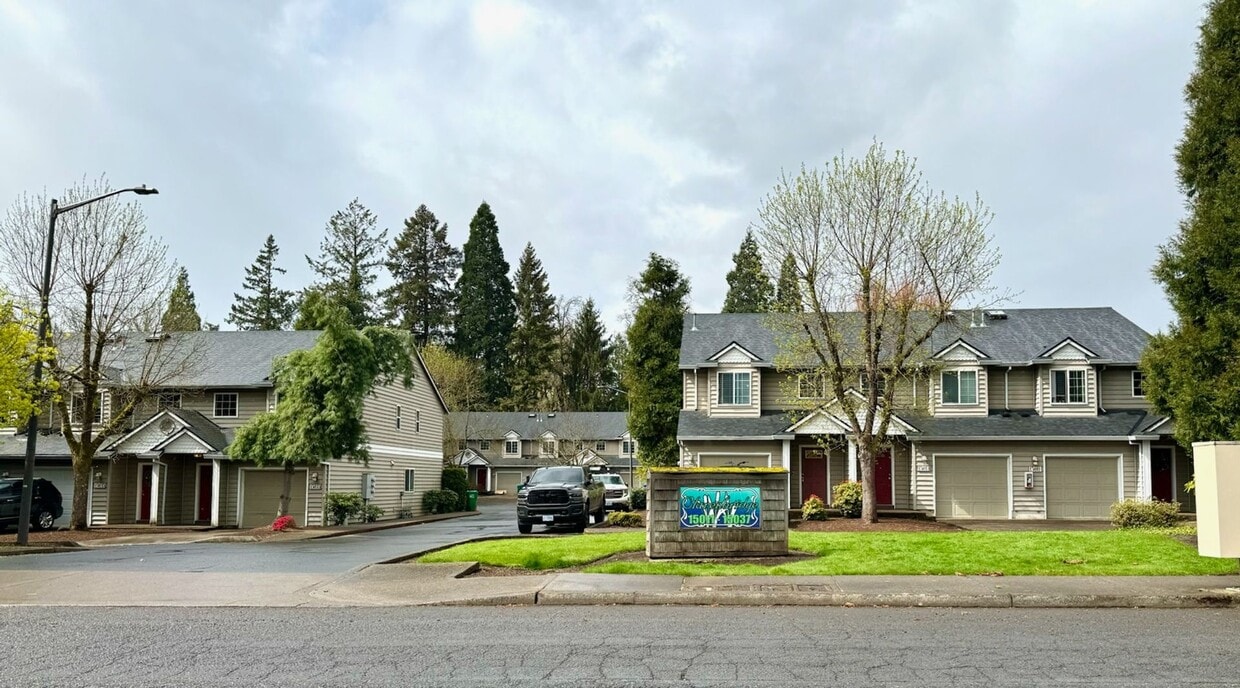 Renovated 2 Bedroom, 1.5 Bath Townhouse wi... - Renovated 2 Bedroom, 1.5 Bath Townhouse wi...