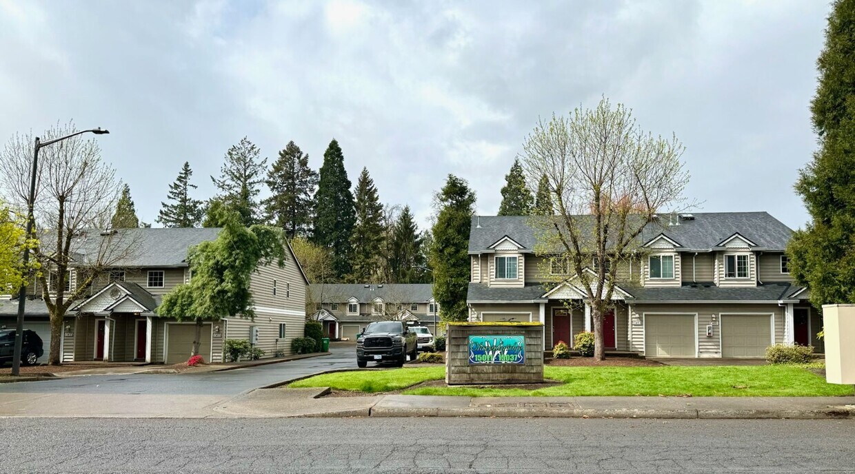 Primary Photo - Large 2 Bedroom. 1.5 Bath Townhouse with G...